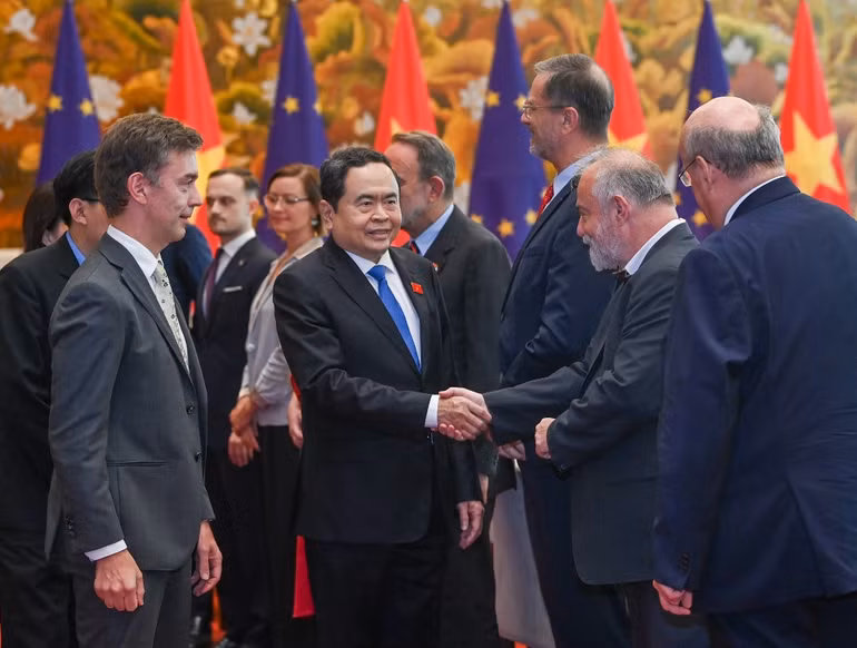 Chủ tịch Quốc hội Trần Thanh Mẫn với Đại sứ EU và Đại sứ, Đại biện các nước thành viên EU.