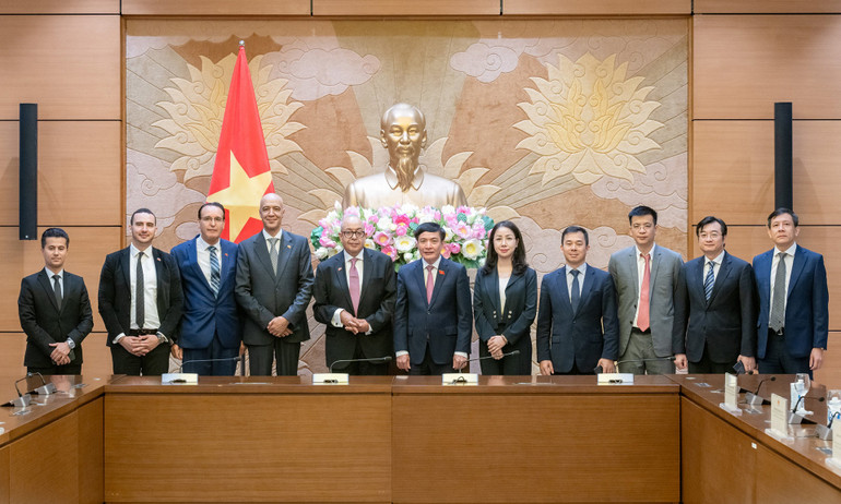 Đại biểu hai nước chụp ảnh lưu niệm tại cuộc hội đàm. (Ảnh Duy Linh)