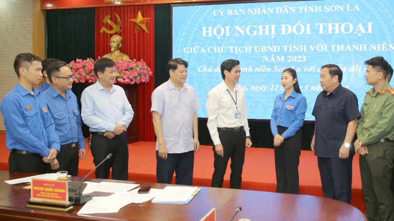 Lãnh đạo tỉnh Sơn La trao đổi với thanh niên tại hội nghị đối thoại giữa Chủ tịch Ủy ban nhân dân tỉnh với thanh niên các dân tộc.