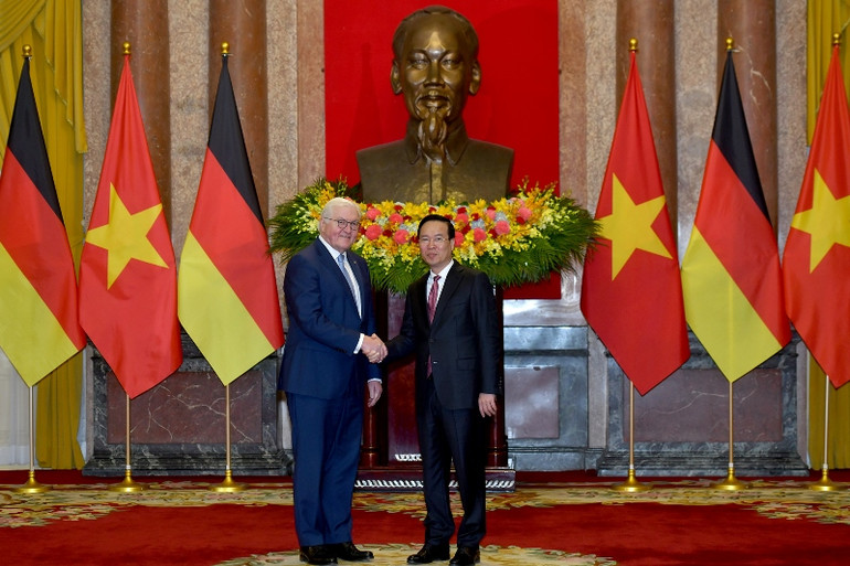 Chủ tịch nước Võ Văn Thưởng và Tổng thống Cộng hòa Liên bang Đức Frank-Walter Steinmeier tại lễ đón. Ảnh ĐĂNG KHOA