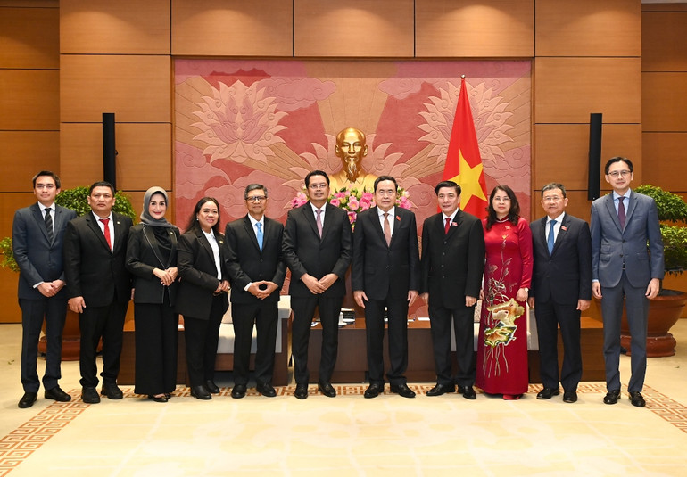 Chủ tịch Quốc hội Trần Thanh Mẫn và Phó Chủ tịch Thượng viện Indonesia H.Mahyundin chụp ảnh lưu niệm với đại biểu hai nước.