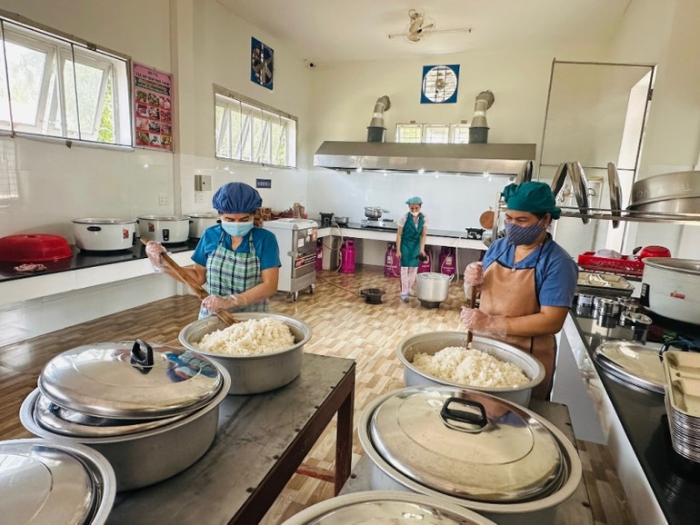 Bếp ăn tập thể phục vụ 280 học sinh nội trú Trường Phổ thông dân tộc nội trú THCS huyện Sơn Hà được nâng cấp mở rộng bảo đảm quy chuẩn, từ nguồn vốn của Chương trình Mục tiêu quốc gia về phát triển kinh tế-xã hội vùng đồng bào dân tộc thiểu số và miền núi. (Ảnh: Đông Huyền)