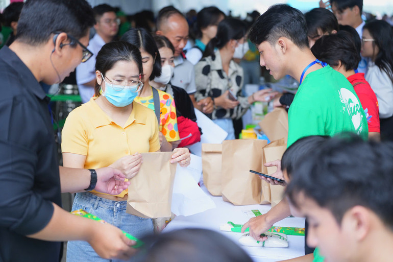 Sau khi có kết quả khám, người dân được phát thuốc miễn phí theo đơn. Ảnh Hiền Hà.