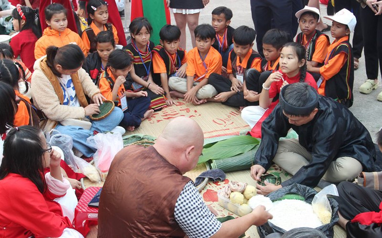Trải nghiệm gói bánh chưng tại Ngày hội văn hóa dân gian.