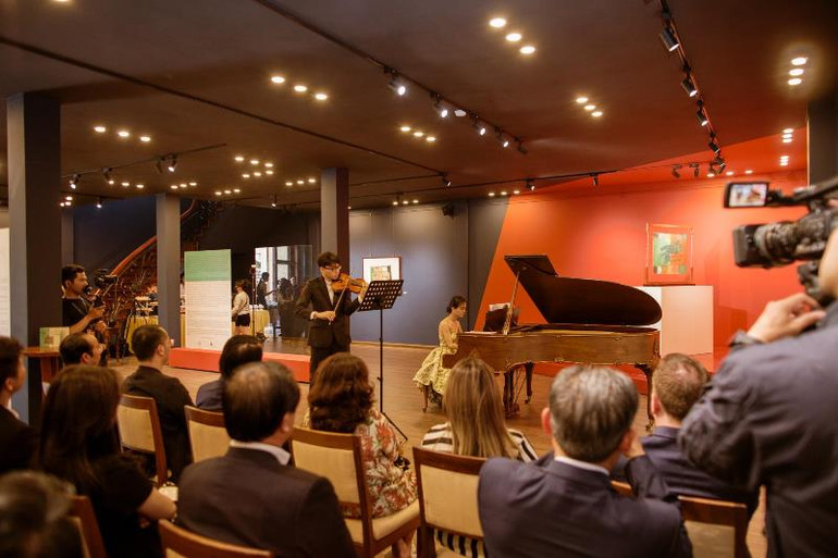 Buổi khai trương triển lãm “Nguyễn Tư Nghiêm - Đối thoại với nhạc cổ điển phương Tây” với màn biểu diễn song tấu của Pianist Trần Lê Bảo Quyên và nghệ sĩ violin Trần Lê Quang Tiến.