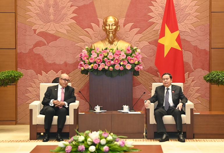 Chủ tịch Quốc hội Trần Thanh Mẫn và Tổng Thư ký Hạ viện Maroc, Chủ tịch Hiệp hội Tổng Thư ký Nghị viện Thế giới Najib El Khadi. (Ảnh Duy Linh)