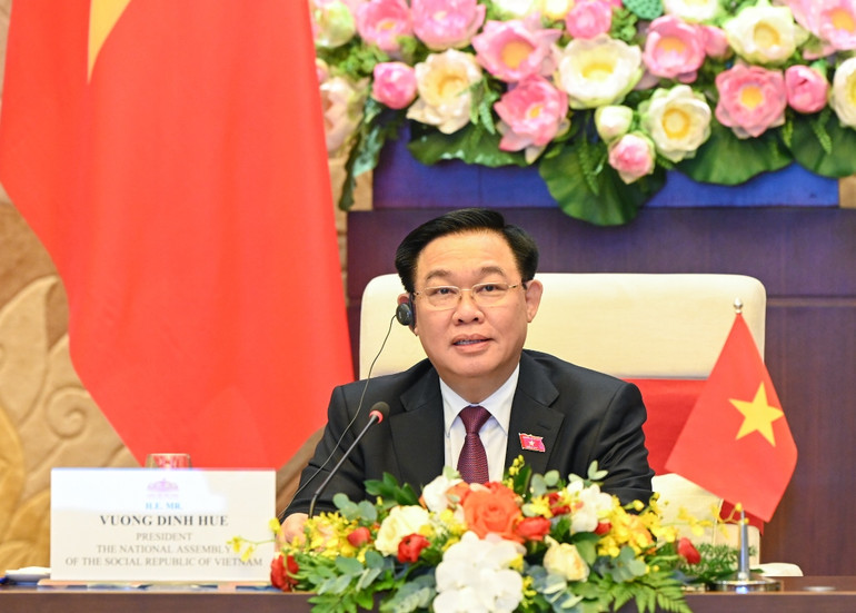 Chủ tịch Quốc hội Vương Đình Huệ chúc mừng Chủ tịch Đảng Nhân dân Campuchia, Chủ tịch Hội đồng Cố vấn tối cao của Quốc vương Campuchia Samdech Techo Hun Sen được Thượng viện Campuchia khóa V bầu giữ chức Chủ tịch Thượng viện.