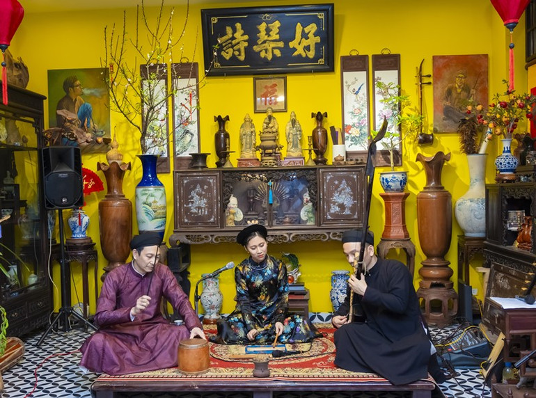 Nhà nghiên cứu, dịch giả Châu Hải Đường (trái), một quan viên nổi tiếng trong giới những người yêu ca trù hiện nay. Nhà nghiên cứu, dịch giả Châu Hải Đường (trái), một quan viên nổi tiếng trong giới những người yêu ca trù hiện nay.