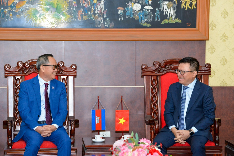 Tổng Biên tập Báo Nhân Dân Lê Quốc Minh và Chủ tịch Câu lạc bộ các nhà báo Campuchia Puy Kea tại buổi tiếp.