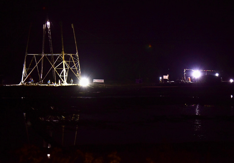 Công nhân trên công trường thi công Dự án Đường dây 500kV Nam Định 1-Thanh Hóa trên địa bàn xã Hà Hải, huyện Hà Trung, tỉnh Thanh Hóa đang nỗ lực vượt mọi khó khăn, thách thức, “"vượt nắng, thắng mưa"’, làm "3 ca, 4 kíp", “ăn tranh thủ, ngủ khẩn trương”, “Chỉ bàn làm, không bàn lùi”, làm xuyên Tết, xuyên ngày nghỉ để hoàn thành tiến độ công trình.