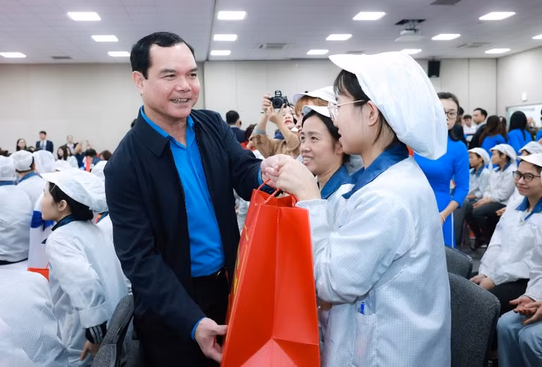 Chủ tịch Tổng Liên đoàn Lao động Việt Nam Nguyễn Đình Khang trao tặng quà cho công nhân và người lao động.