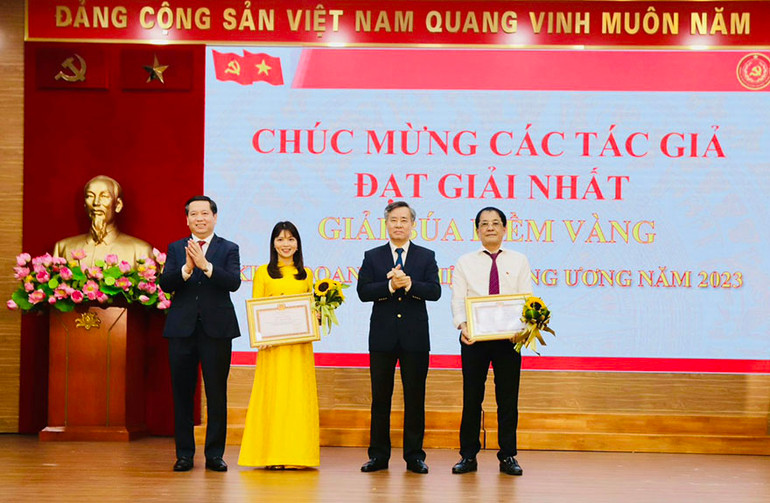 Đồng chí Nguyễn Thị Thu Hiền, Ban Tuyên giáo Đảng ủy nhận giải Nhất cho tác phẩm “Dấu ấn mở đường và hành trình đưa Nghị quyết 'Tam nông' đi vào cuộc sống"