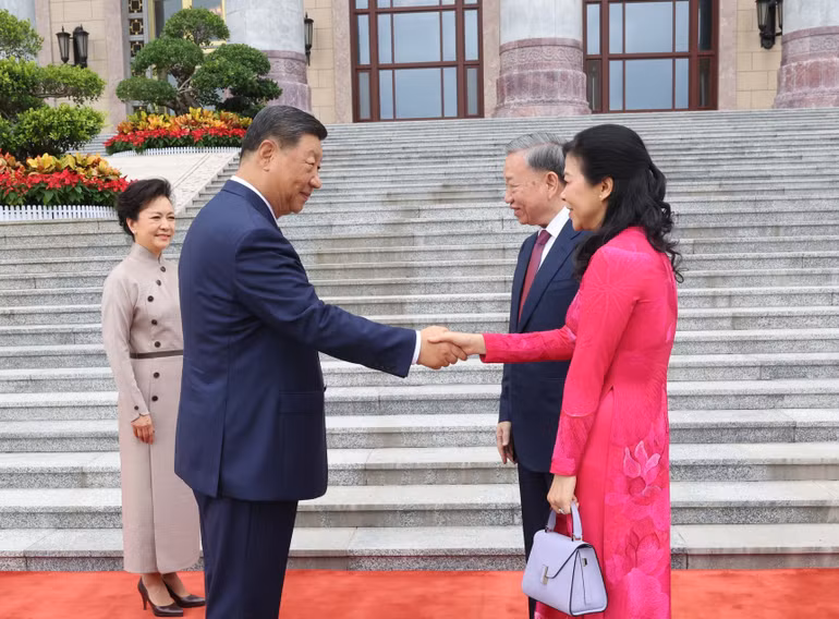 Tổng Bí thư, Chủ tịch nước Trung Quốc Tập Cận Bình và Phu nhân đón Tổng Bí thư, Chủ tịch nước Tô Lâm và Phu nhân. Ảnh: Trí Dũng – TTXVN