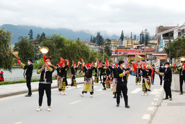 Lễ hội đường phố của người dân tộc Dao ở Sa Pa hấp dẫn du khách.