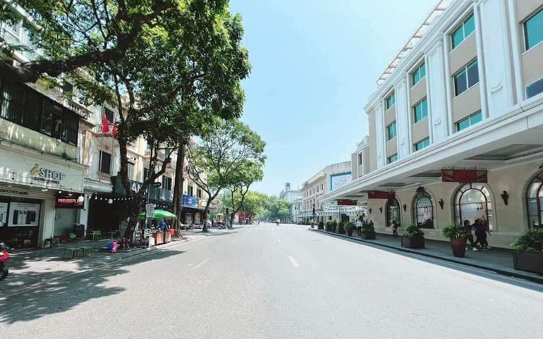 Trưa 6/5, không gian đi bộ quanh hồ Hoàn Kiếm vắng lặng, không một bóng người.