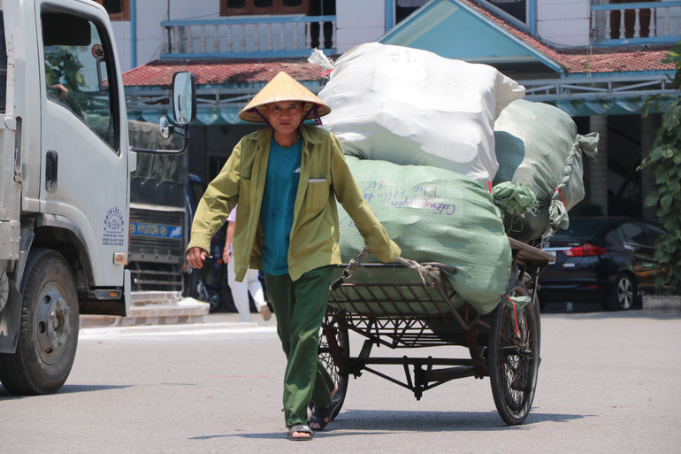 Người dân vật lộn mưu sinh dưới cái nóng gay gắt. (Ảnh: Thành Châu)