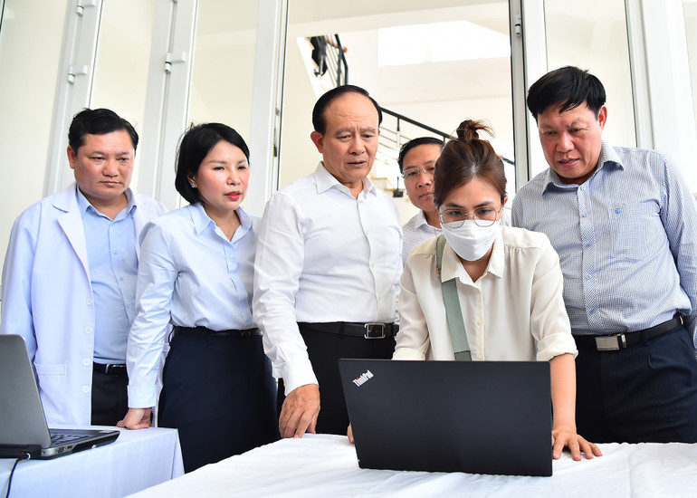 Phó Bí thư Thành ủy, Chủ tịch Hội đồng nhân dân thành phố Hà Nội Nguyễn Ngọc Tuấn tham dự Chương trình Khám, quản lý sức khỏe cho nhân dân trên địa bàn huyện Mê Linh. Phó Bí thư Thành ủy, Chủ tịch Hội đồng nhân dân thành phố Hà Nội Nguyễn Ngọc Tuấn tham dự Chương trình Khám, quản lý sức khỏe cho nhân dân trên địa bàn huyện Mê Linh.