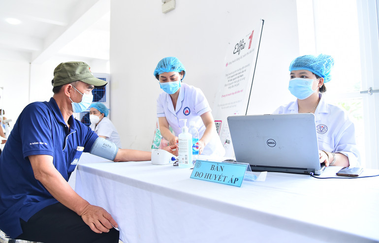 Các y, bác sĩ tiến hành đo huyết áp cho người dân. Các y, bác sĩ tiến hành đo huyết áp cho người dân.