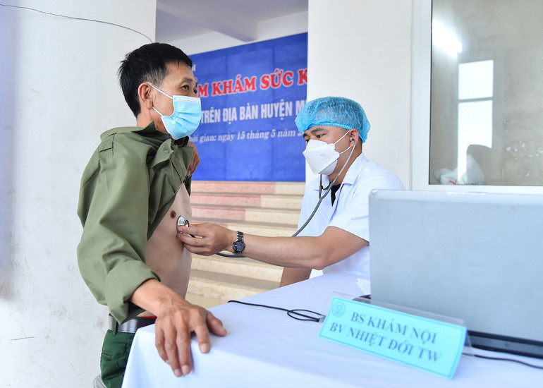 Các y, bác sĩ thăm, khám cho người dân huyện Mê Linh. Các y, bác sĩ thăm, khám cho người dân huyện Mê Linh.