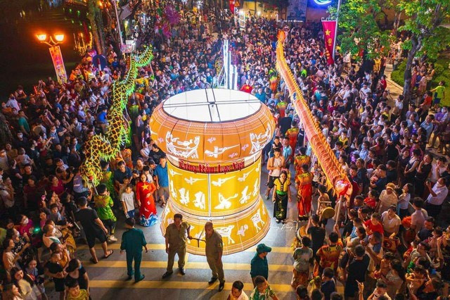 Mô hình đèn kéo quân khổng lồ được trưng bày tại lễ hội Trung thu Thành cổ 2022.