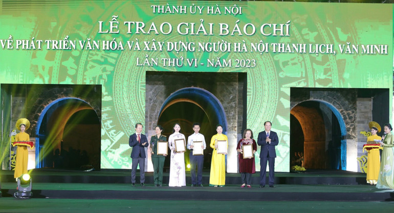 Tác phẩm "Xây dựng nếp sống văn minh nơi làng lên phố" của nhóm tác giả: Nguyễn Văn Toản, Nguyễn Chí Dũng (Ban Quản lý Phóng viên thường trú Báo Nhân Dân) được trao Giải C.