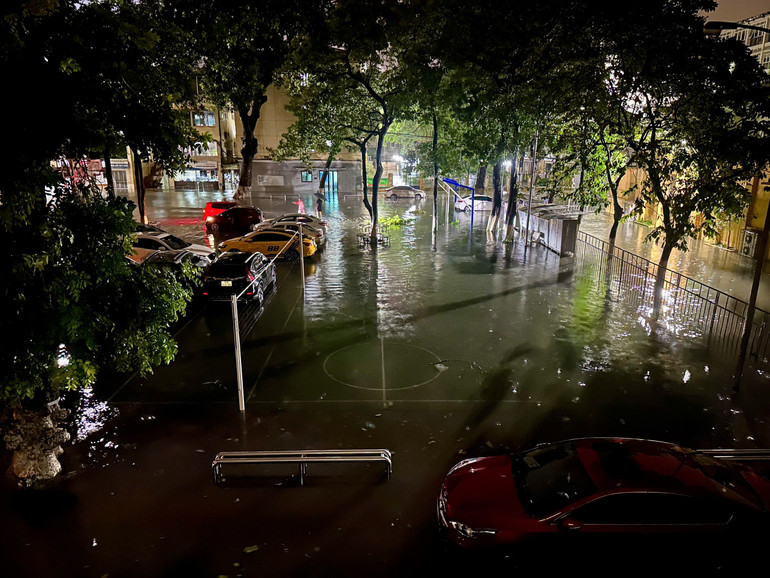 Hình ảnh ngập tại đường Lương Thế Vinh, ký túc xá Mễ Trì. (Ảnh: CTV) Hình ảnh ngập tại đường Lương Thế Vinh, ký túc xá Mễ Trì. (Ảnh: CTV)