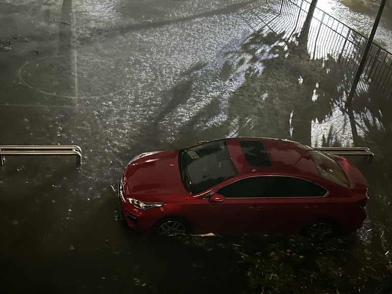 Hình ảnh ngập tại đường Lương Thế Vinh, ký túc xá Mễ Trì. (Ảnh: CTV) Hình ảnh ngập tại đường Lương Thế Vinh, ký túc xá Mễ Trì. (Ảnh: CTV)