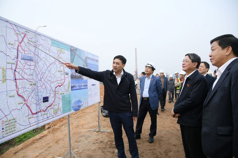 Phó Chủ tịch Quốc hội Nguyễn Đức Hải và Đoàn giám sát của Quốc hội kiểm tra thực tế tại công trường thi công gói thầu số 11/TP2-XL tại xã Vân Tảo, huyện Thường Tín.