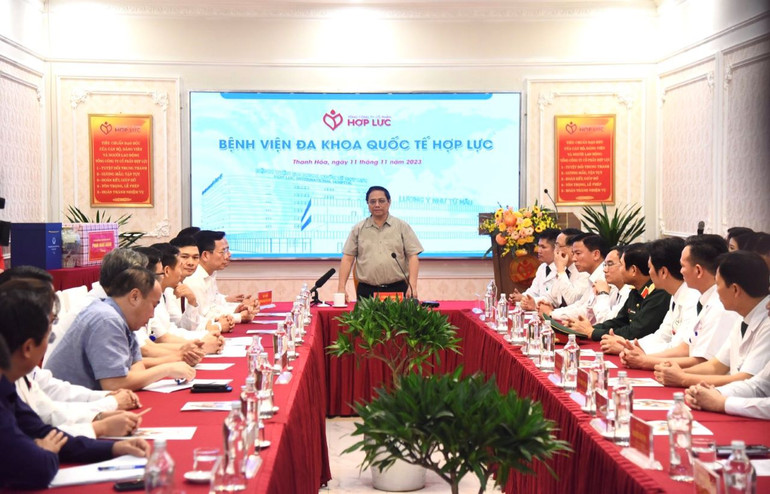 Thủ tướng Phạm Minh Chính thăm và làm việc với Bệnh viện Đa khoa Quốc tế Hợp Lực. (ẢNH: TRẦN HẢI)