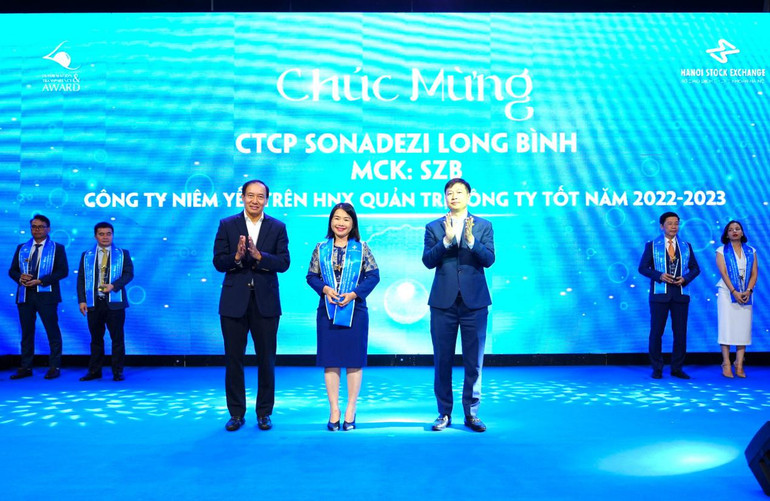 Bà Lưu Thị Thúy Vân-Trưởng Ban Kiểm soát Công ty CP Sonadezi Long Bình nhận cúp Công ty niêm yết trên HNX quản trị công ty tốt năm 2022-2023