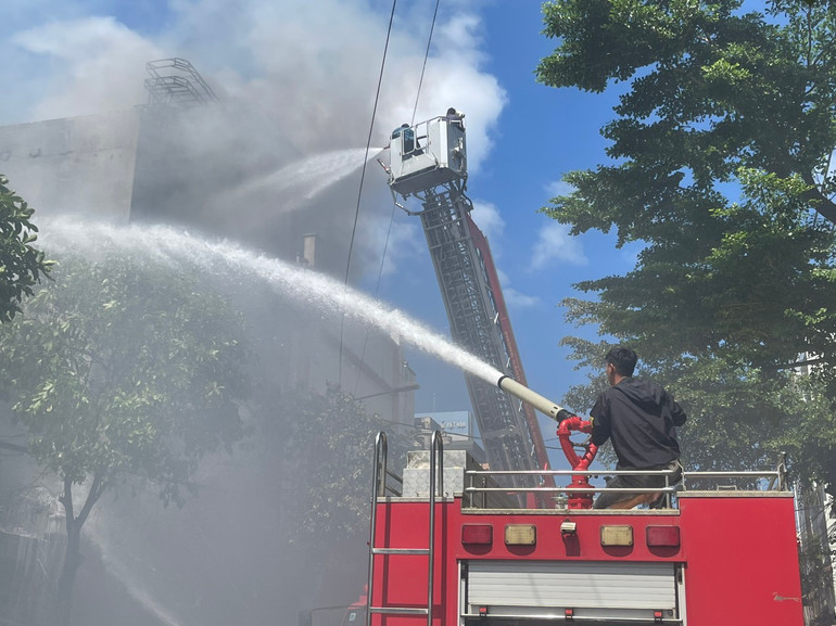 Lực lượng chức năng nỗ lực khống chế đám cháy