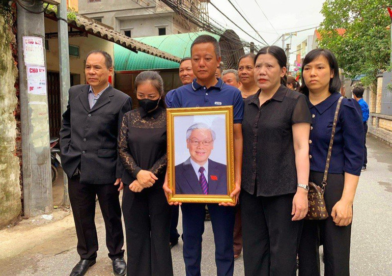 Nhiều người dân đến dâng hương, kính viếng Tổng Bí thư tại quê nhà.