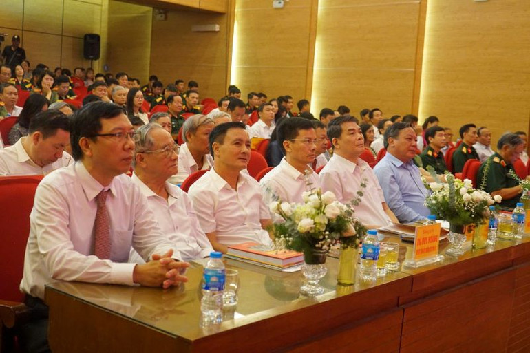 Các nhà khoa học, các đại biểu tham dự hội thảo.