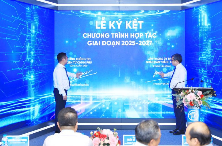 Lãnh đạo Văn phòng Ủy ban nhân dân thành phố Hà Nội và Cổng Thông tin điện tử Chính phủ thực hiện nghi thức ký kết chương trình phối hợp công tác giữa hai cơ quan.