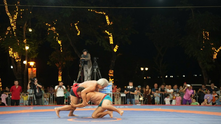 Danh đô Nguyễn Tiến Bảo và danh đô Phí Hữu Tình biểu diễn keo vật thờ. (Ảnh: ÁNH DƯƠNG) Danh đô Nguyễn Tiến Bảo và danh đô Phí Hữu Tình biểu diễn keo vật thờ. (Ảnh: ÁNH DƯƠNG)