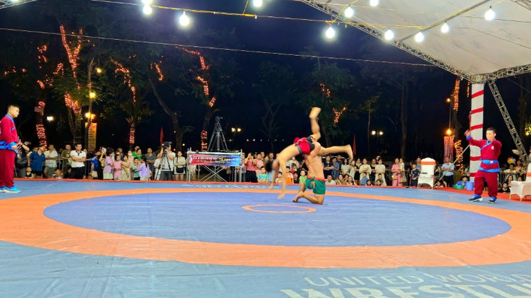 Đô Nguyễn Nam Sơn - khố đỏ (tỉnh Bình Dương) thi đấu với đô Hoàng Văn Toan - khố xanh (Đại học Thể dục thể thao) ở hạng cân 66kg. (Ảnh: ÁNH DƯƠNG) Đô Nguyễn Nam Sơn - khố đỏ (tỉnh Bình Dương) thi đấu với đô Hoàng Văn Toan - khố xanh (Đại học Thể dục thể thao) ở hạng cân 66kg. (Ảnh: ÁNH DƯƠNG)