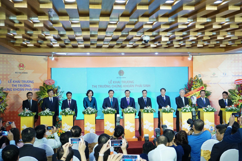 Ngày 10/8/2017, thị trường chứng khoán phái sinh chính thức được khai trương giao dịch tại Sở Giao dịch chứng khoán Hà Nội với sản phẩm phái sinh đầu tiên được giao dịch trên thị trường là hợp đồng tương lai trên chỉ số VN30. (ẢNH: HNX)