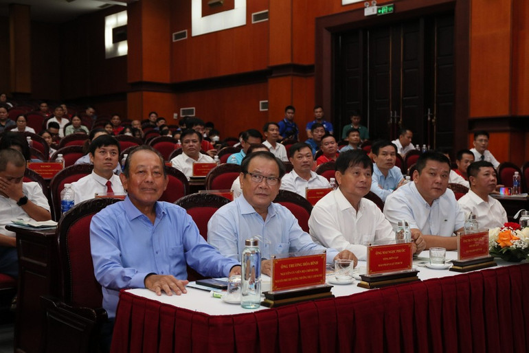 Từ trái qua: Đồng chí Trương Hòa Bình, nguyên Ủy Viên Bộ Chính trị, nguyên Phó Thủ tướng Thường trực Chính phủ, Chủ tịch danh dự chương trình; đồng chí Mai Ngọc Phước, Tổng biên tập Báo Pháp Luật Thành phố Hồ Chí Minh; đồng chí Trần Trọng Dũng, Phó Chủ tịch Hội Nhà báo Việt Nam. Ảnh: PLO.VN