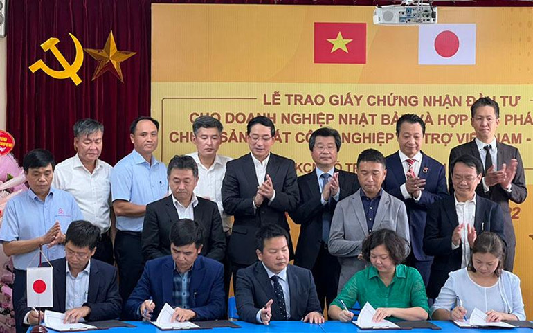 Ký thỏa thuận hợp tác về việc tư vấn, chuyển giao công nghệ phát triển sản xuất sản phẩm công nghệ thông tin giữa công ty Onaga với các doanh nghiệp công nghệ thông tin Việt Nam. (ẢNH: CTV)