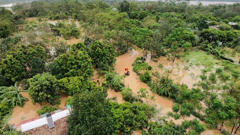 Nước sông Hồng dâng cao làm ngập bãi giữa.