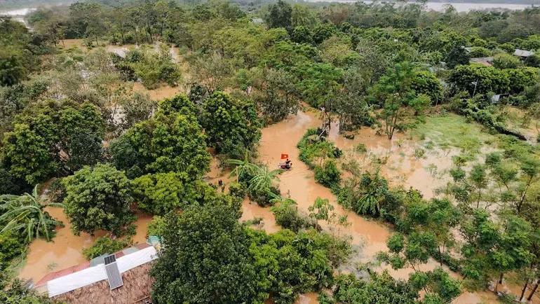 Nước sông Hồng dâng cao làm ngập bãi giữa. Nước sông Hồng dâng cao làm ngập bãi giữa.