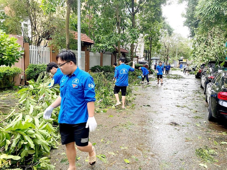Thanh niên tình nguyện thu dọn cây xanh gãy đổ trên các đường phố Hà Nội. Ảnh: Thành Đoàn Hà Nội