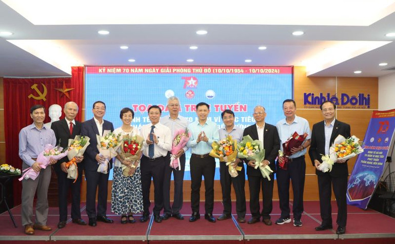 Ban tổ chức tọa đàm tặng hoa cho các diễn giả tham dự chương trình.