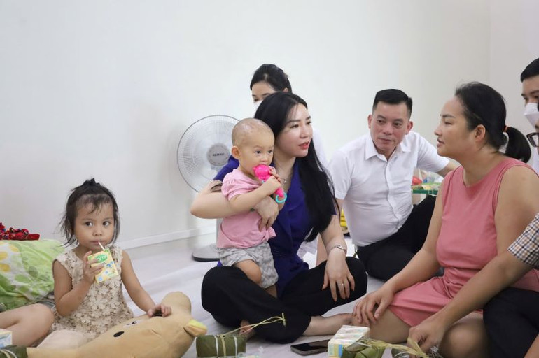 Lãnh đạo quận Tây Hồ thăm hỏi người dân tại các điểm tạm cư. Lãnh đạo quận Tây Hồ thăm hỏi người dân tại các điểm tạm cư.