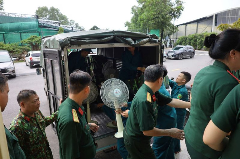 Ban Chỉ huy quân sự quận Tây Hồ trang bị thêm quạt mát cho người dân tạm cư tại các điểm sinh hoạt cộng đồng. Ban Chỉ huy quân sự quận Tây Hồ trang bị thêm quạt mát cho người dân tạm cư tại các điểm sinh hoạt cộng đồng.