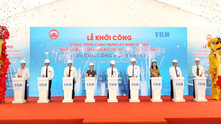 Các địa biểu ấn nút khởi công xây dựng dự án cụm công nghiệp Kim Bài (huyện Thanh Oai).