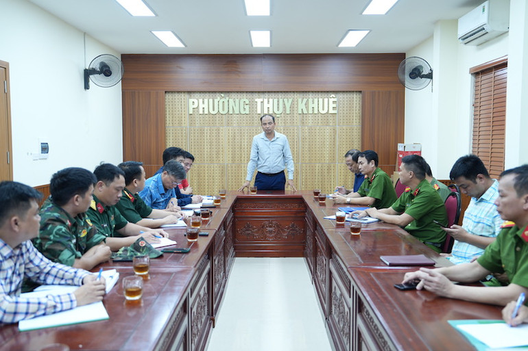 Chủ tịch Ủy ban nhân dân quận Tây Hồ Nguyễn Đình Khuyến chủ trì cuộc họp về công tác chuẩn bị, ứng phó với bão số 3 với các đơn vị.