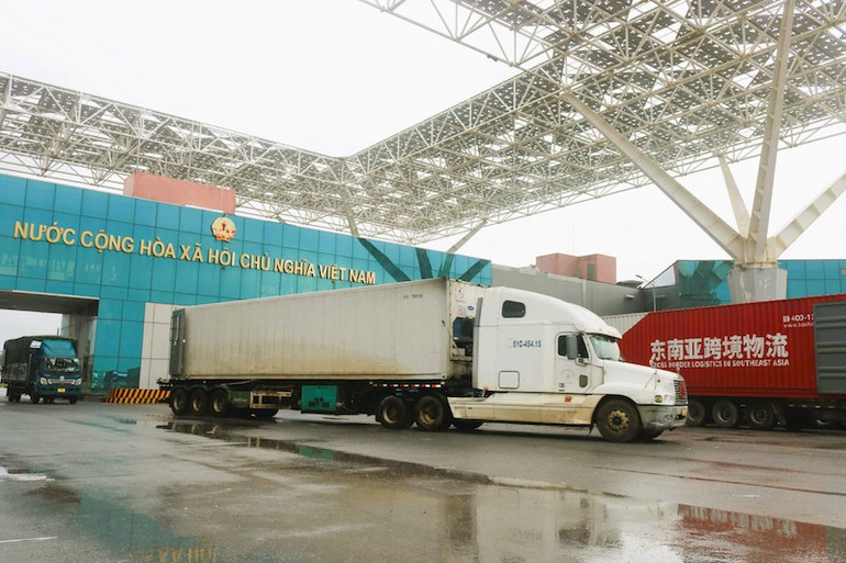 Hoạt động xuất nhập khẩu hàng hóa ở Cửa khẩu Bắc Luân II đã trở lại bình thường sau khi bão số 3 tan.