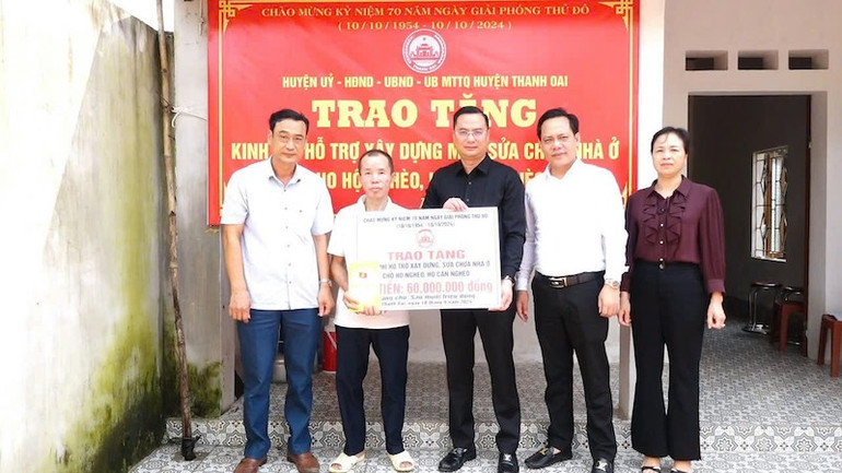 Phó Bí thư Huyện ủy, Chủ tịch UBND huyện Bùi Văn Sáng trao hỗ trợ sửa chữa nhà cho hộ ông Bùi Đăng Tám ở thôn Hưng Giáo, xã Tam Hưng.