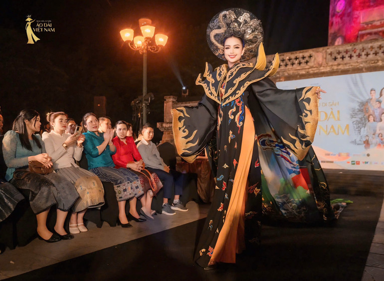 Hoa hậu Ngọc Châu duyên dáng trong tà áo dài.